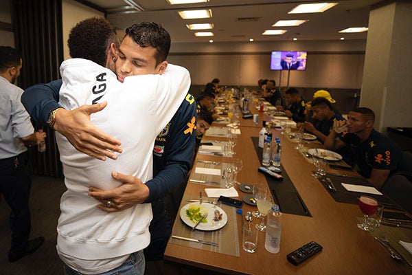 Neymar y Thiago Silva se abrazan en concentración de Brasil 