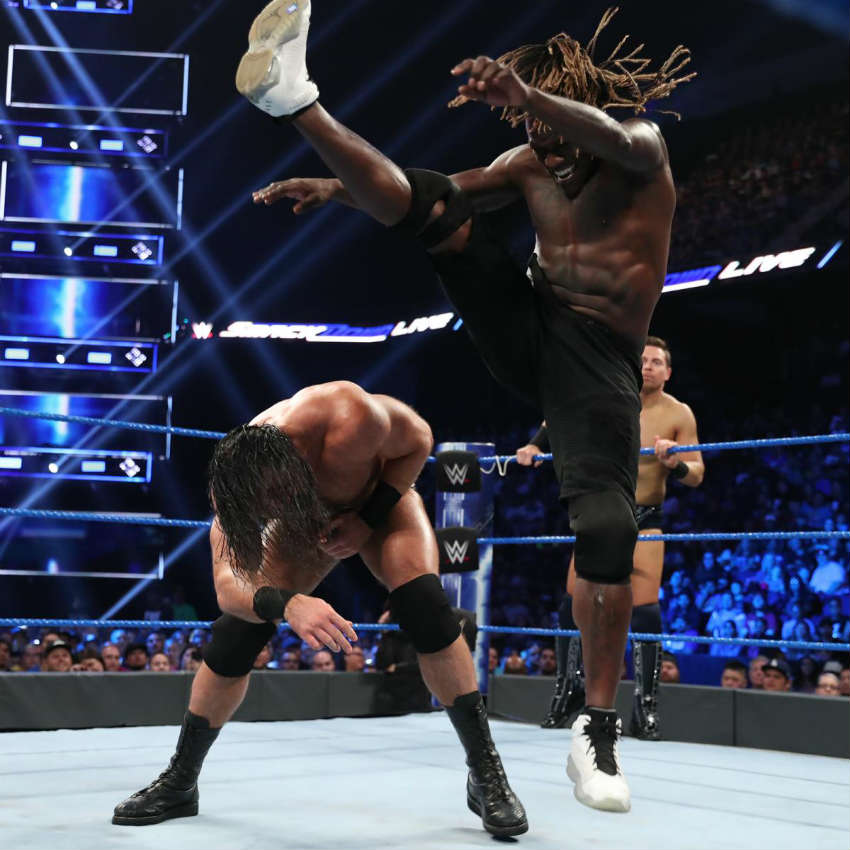 Truth aplica un movimiento frente a Drew McIntyre