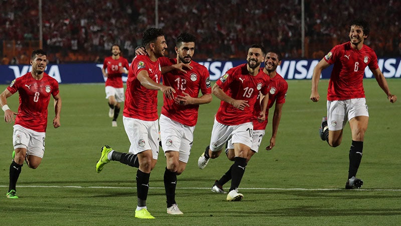 Jugadores de Egipto festejan el gol frente a Zimbabue