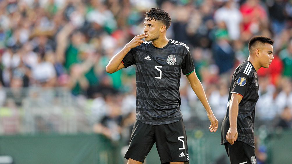 Diego Reyes en un partido con la Selección Mexicana 