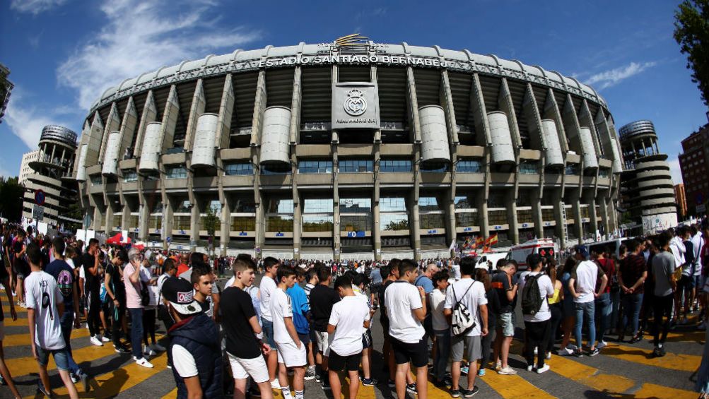 Aficionados a las afueras del Estadio Santiago Bernabéu