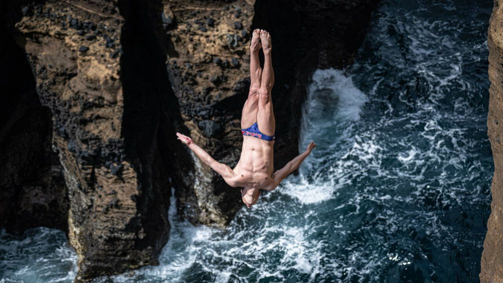 Paredes ejecuta un clavado en Sao Miguel Azores, Portugal