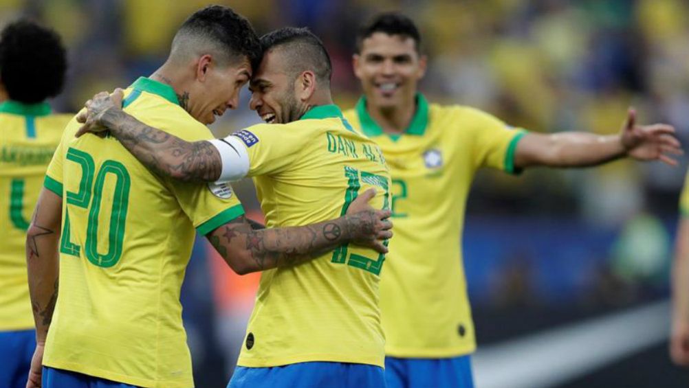 Dani Alves celebra gol contra Perú