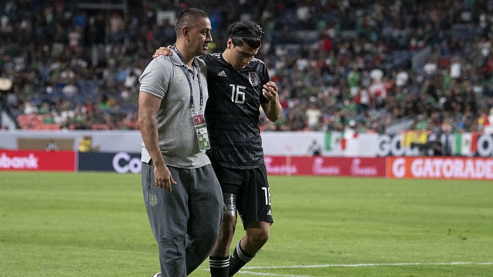 Érick Gutiérrez sale lesionado del juego contra Canadá 