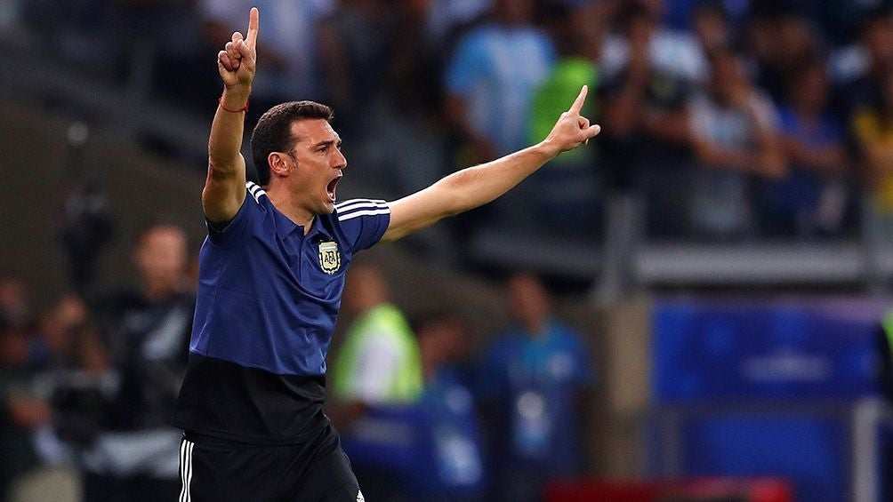 Lionel Scaloni en un partido con Argentina