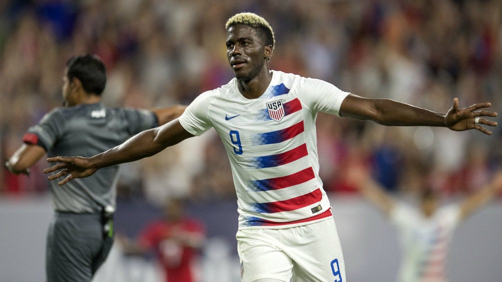 Gyasi Zardes festeja una de sus anotaciones contra Trinidad