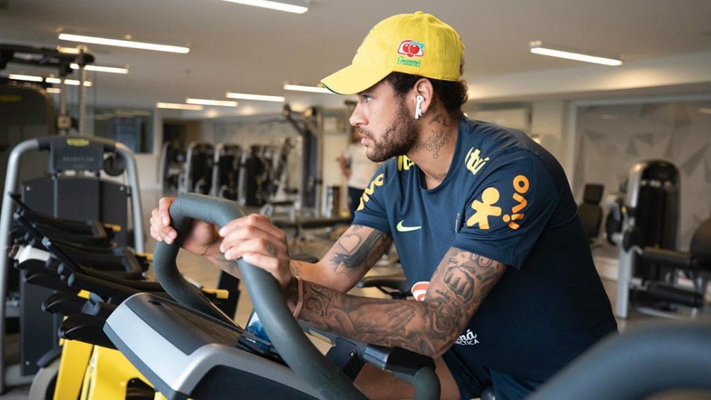 Neymar se ejercita en una concentración con Brasil