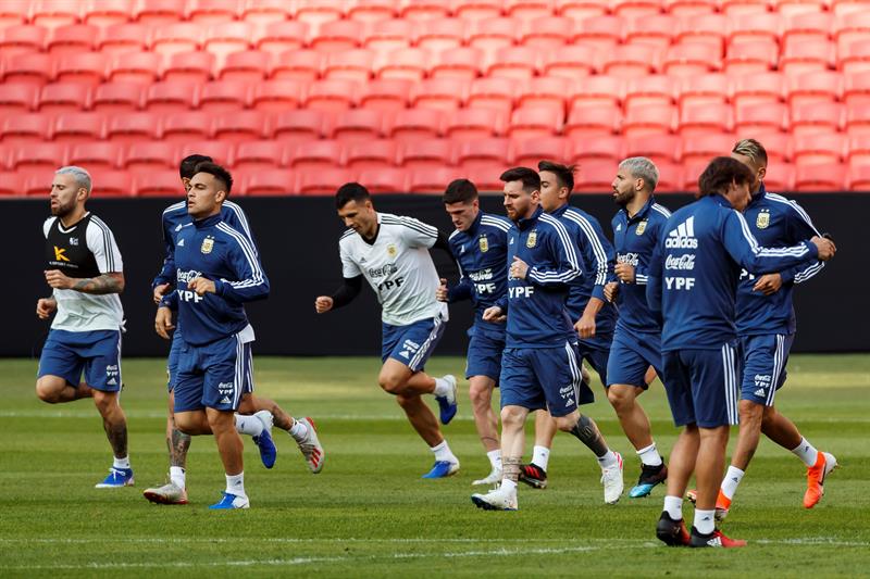 Jugadores de Argentina corren en una práctica en Copa América