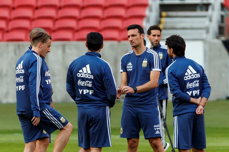 Scaloni habla con sus jugadores en un entrenamiento