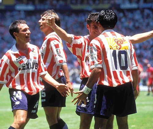 Jugadores de Chivas celebran uno de los goles en la Final del Verano 1997