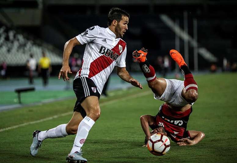 Mayada conduce el balón a máxima velocidad 