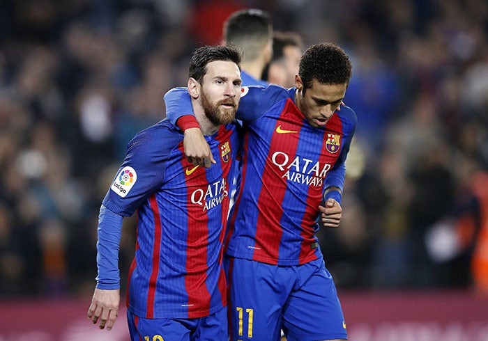 Lionel Messi y Neymar celerbran un tanto