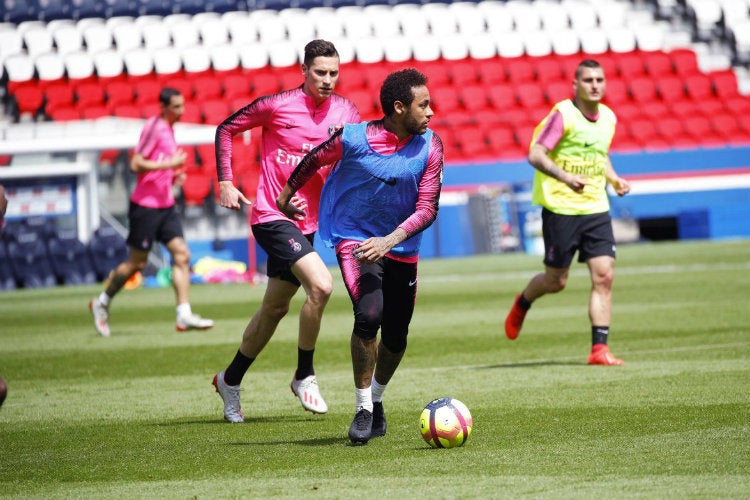 Neymar durante un entrenamiento con el PSG