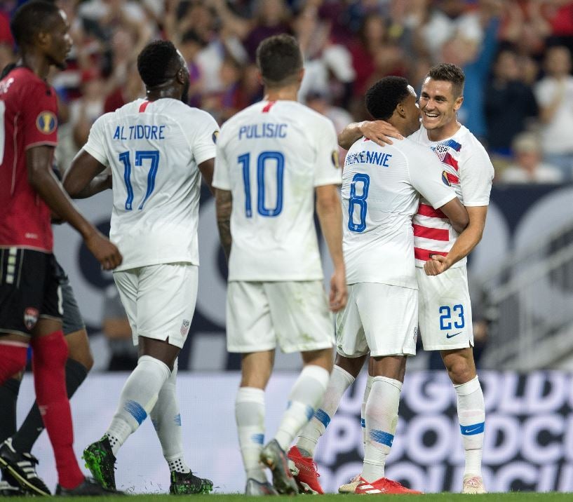 Jugadores de Estados Unidos celebran gol contra Trinidad y Tobago