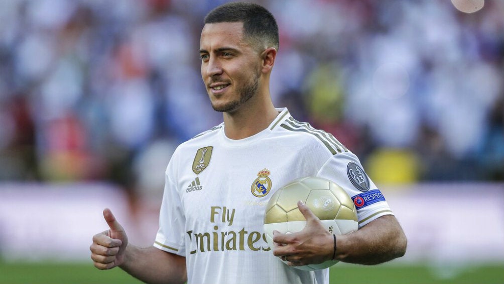 Hazard sonríe durante su presentación como jugador del Real Madrid 