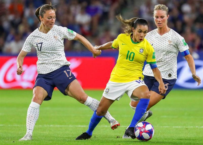 Marta controla el balón durante el partido