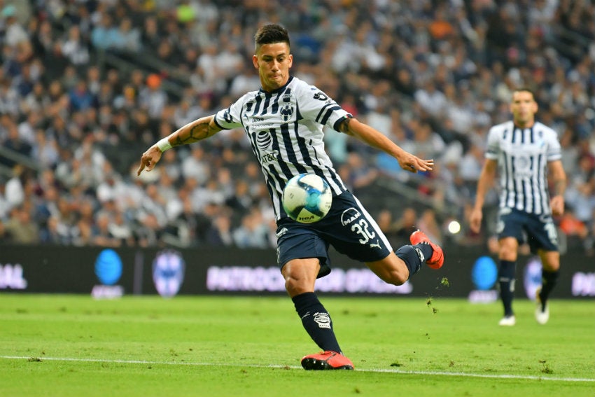 Meza dispara durante un partido de Monterrey 