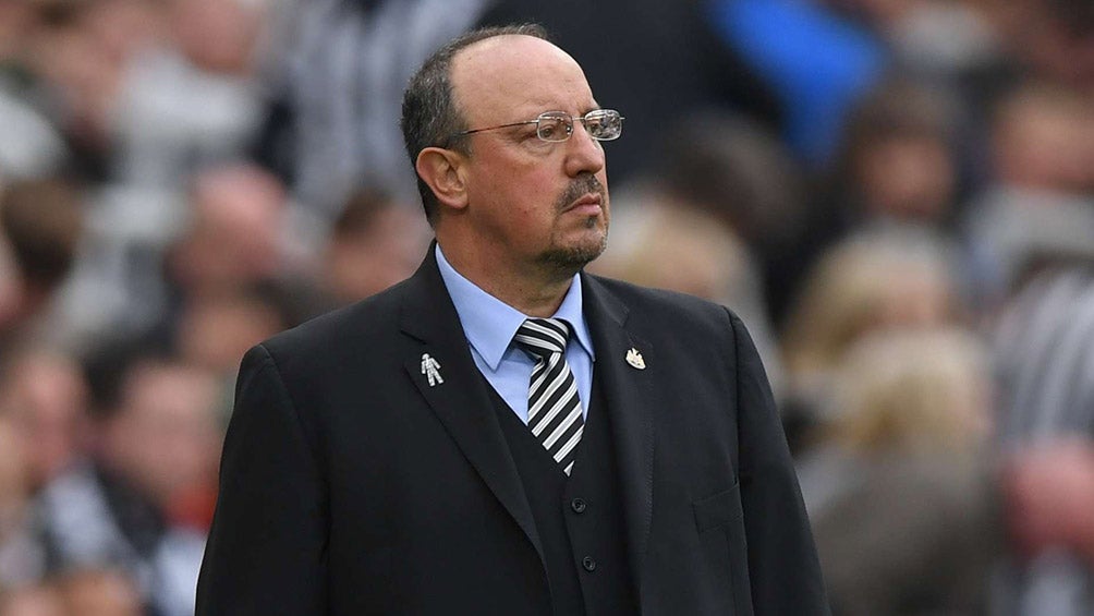 Rafa Benítez observa un partido de Newcastle