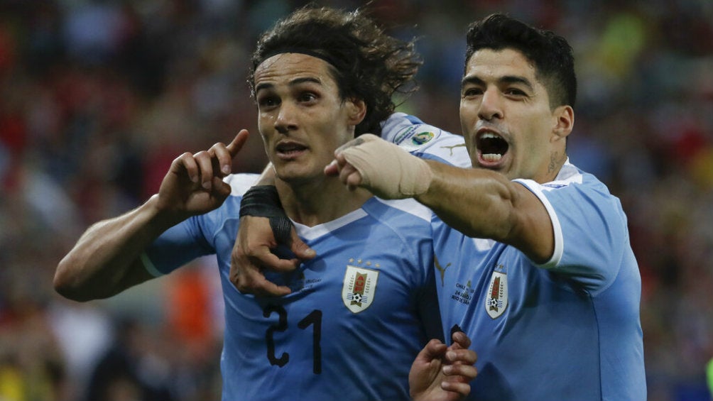 Cavani y Suárez celebran anotación contra Chile