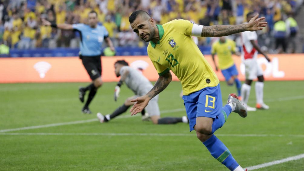 Dani Alves festeja su gol frente a Perú en Copa América 2019