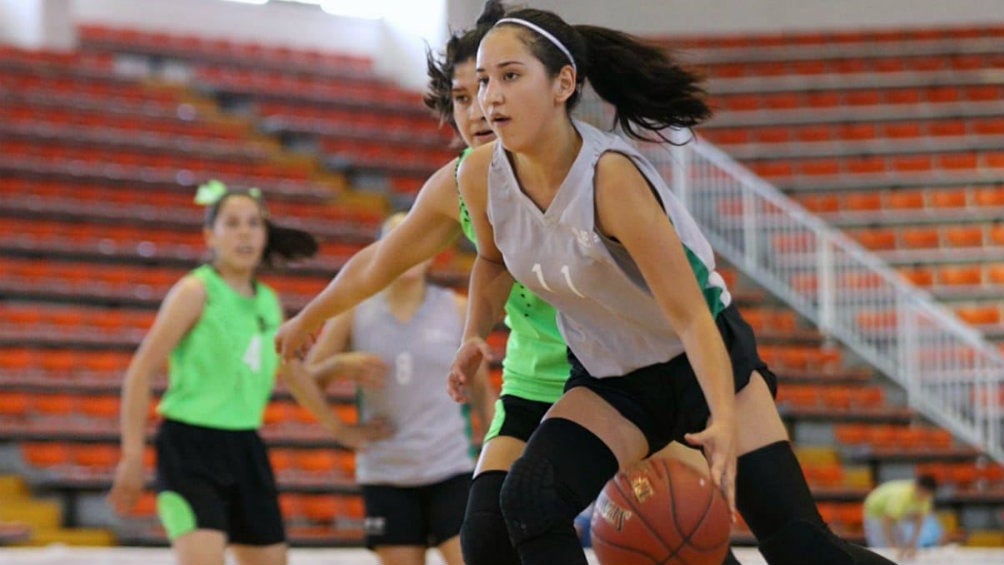 Jóvenes disfrutan de un juego de baloncesto en la Olimpiada Comunitaria