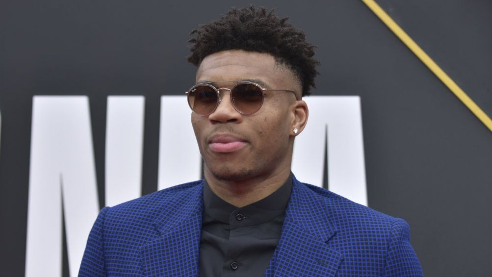 Giannis Antetokounmpo, a su arribo a los NBA Awards 