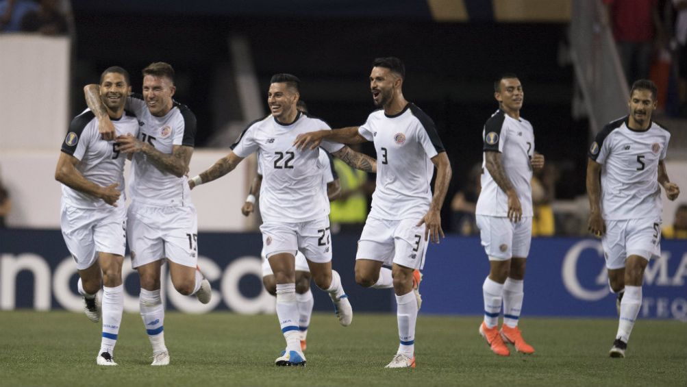 Jugadores de Costa Rica festejan su gol frente a Haití