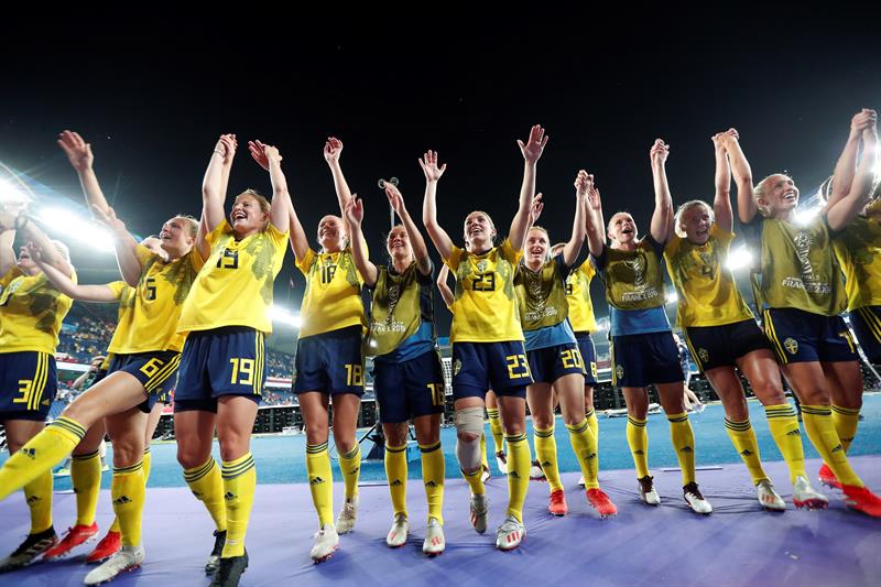 Jugadoras de Suecia celebran triunfo contra Canadá