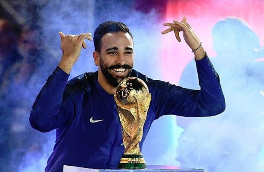 Adil Rami celebra con la Copa del Mundo