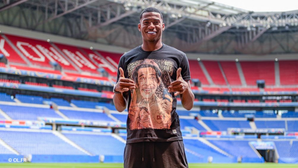 Jean Lucas posa en el Parc Olympique Lyonnais