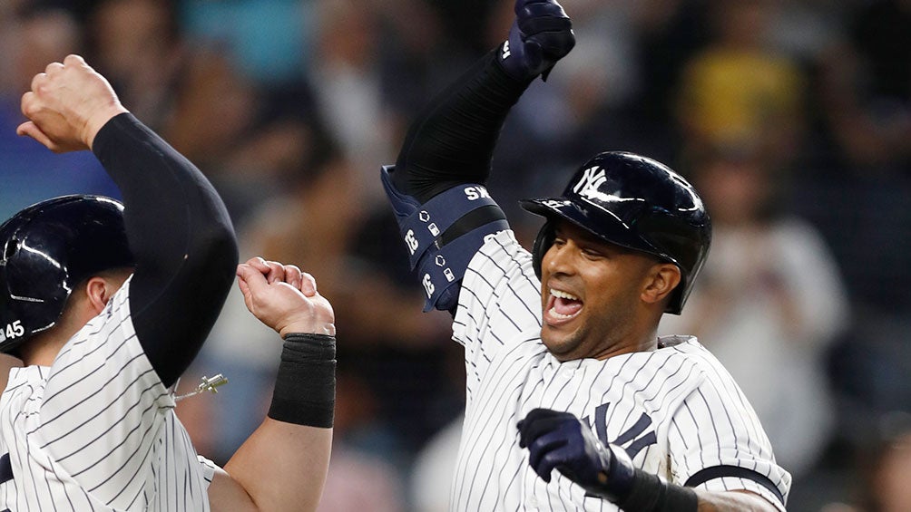 Aaron Hicks celebra con sus compañeros