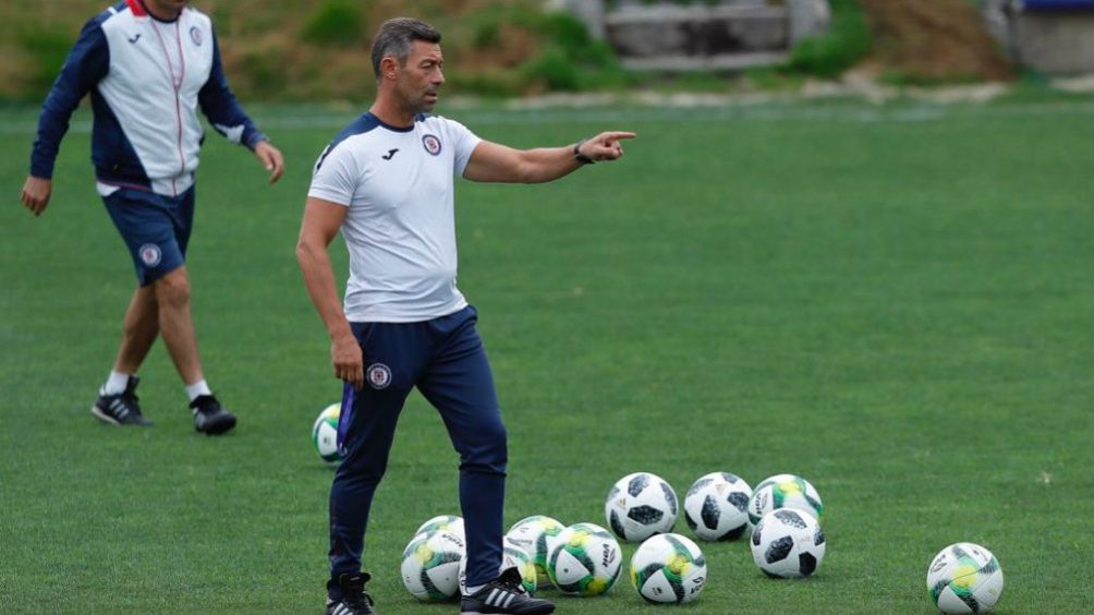 Pedro Caixinha da una indicación en la práctica de Cruz Azul