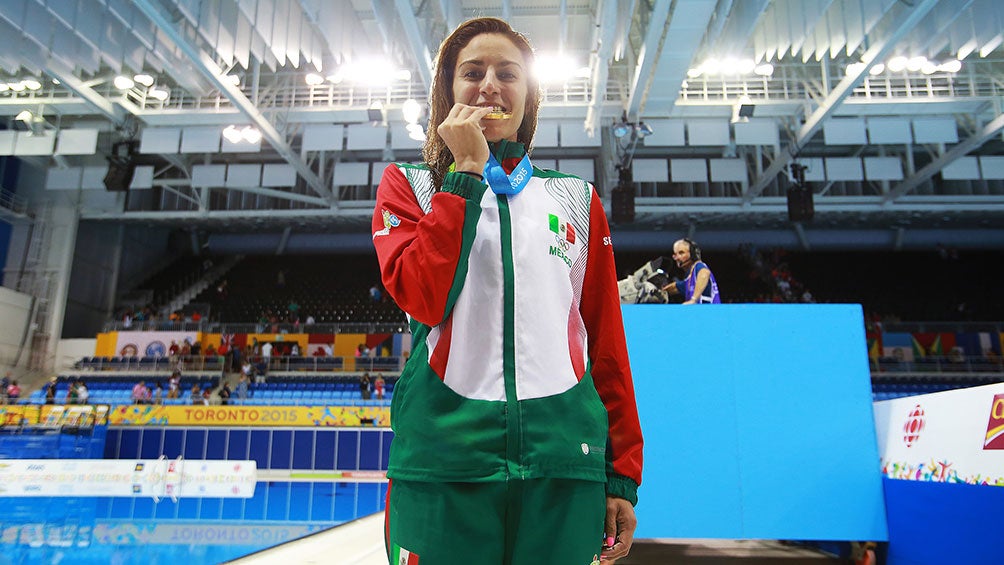 Paola Espinosa muerde su medalla en Panamericanos