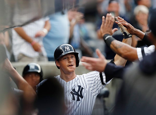 LeMahieu es felicitado por sus compañeros tras romper el récord