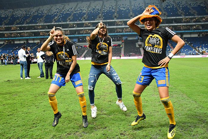 Jugadoras de Tigres Femenil festejan en el centro del campo