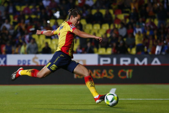 Carlos Fierro en un partido con Morelia 