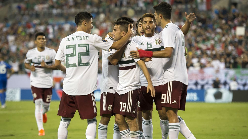 Selección Mexicana celebra anotación en la Copa Oro 