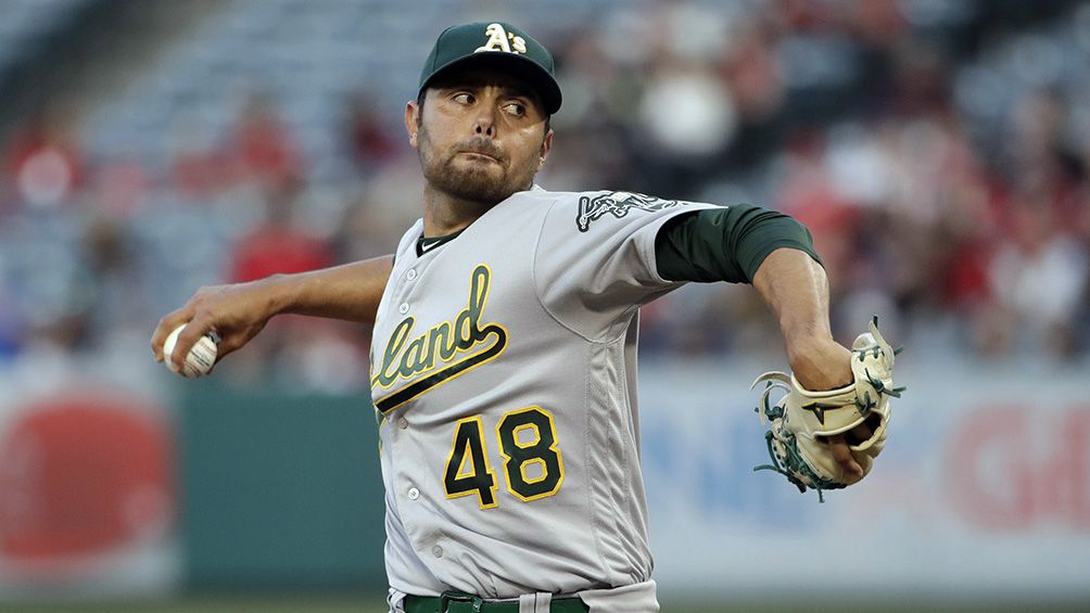 Joakim Soria lanza la pelota en un juego con Oakland Athletics  