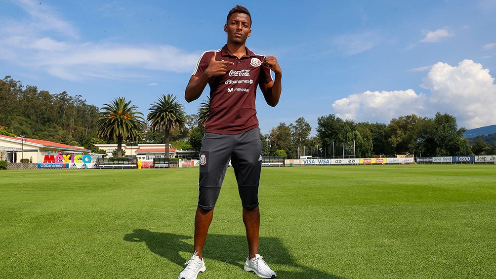 Joao Maleck en una concentración con el Tri