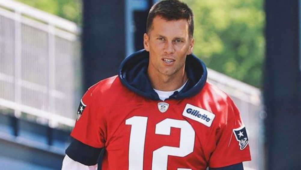 Tom Brady camina en una práctica de los Patriots