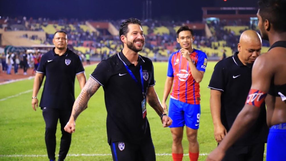 Benjamín Mora festeja el título de Liga con sus jugadores