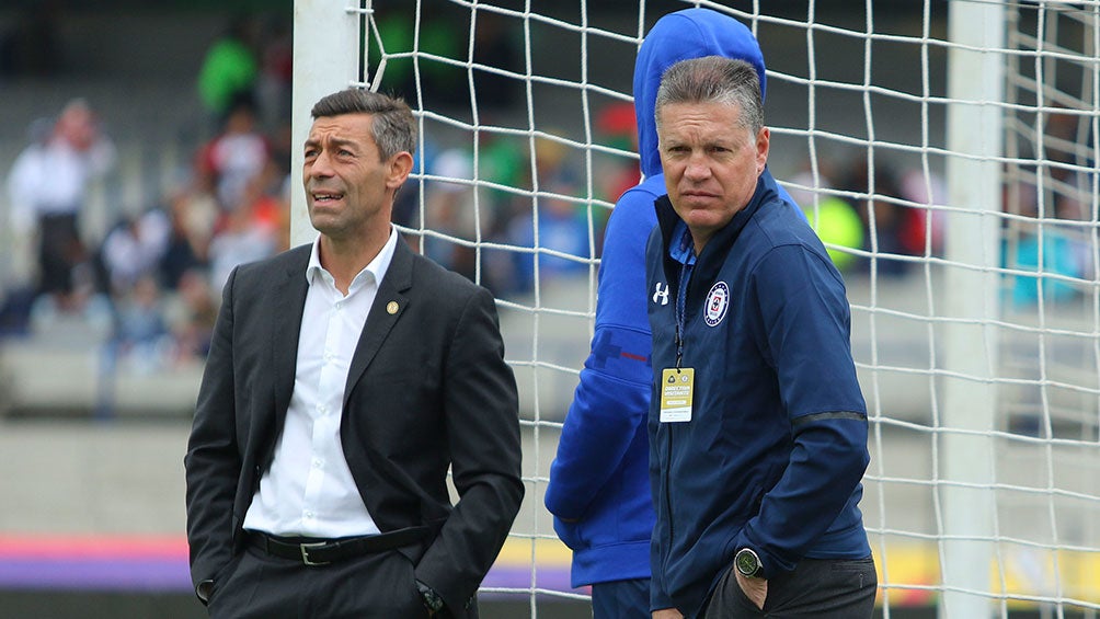 Pedro Caixinha y Ricardo Peláez en un partido de Cruz Azul