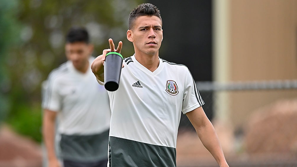 Héctor Moreno, saludando en un entrenamiento del Tri