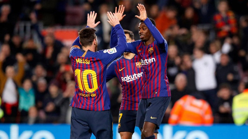 Dembelé celebra con Messi una anotación 