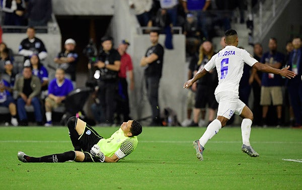 Acosta corre tras anotar un gol a El Salvador