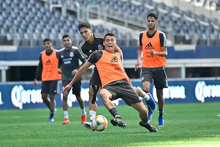 Héctor Moreno, en el calentamiento previo al duelo contra Ecuador