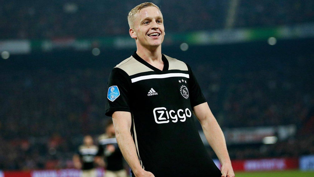 Donny van de Beek celebra un tanto con el Ajax 