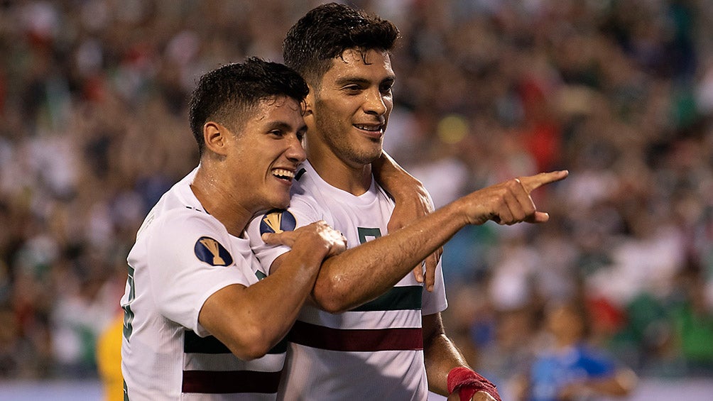 Raúl Jiménez y Uriel Antuna celebran un gol del Tri