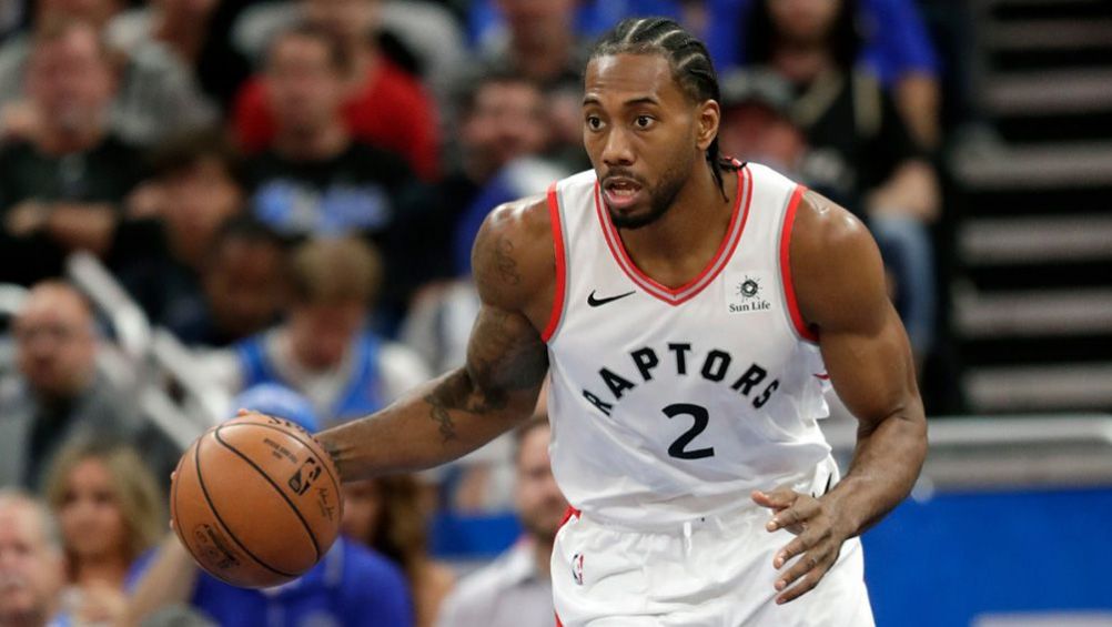 Kawhi Leonard en un partido con los Raptors 