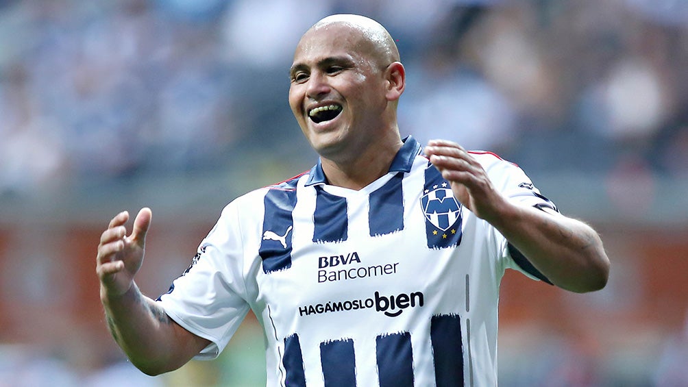 Chupete Suazo en un partido con Rayados 